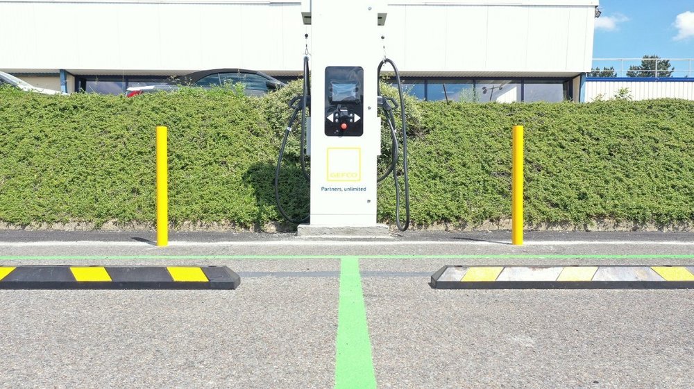 GEFCO instaluje 290 stacji ładowania e-Totem na swoich europejskich placach składowych pojazdów