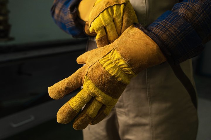 Rękawice robocze ochronne do warsztatu – niezbędny element bezpieczeństwa